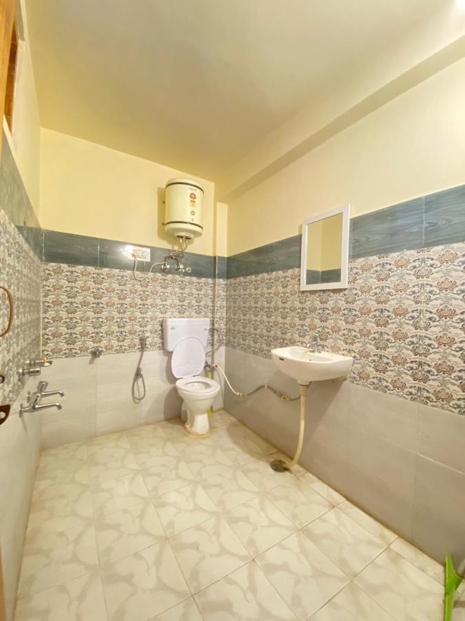 Pine Tower Inn Manāli Zewnętrze zdjęcie
