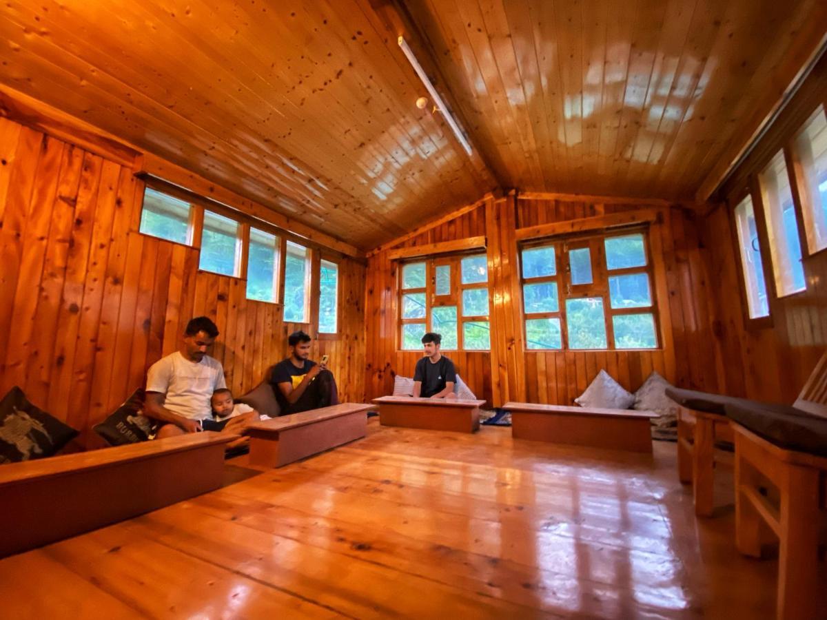 Pine Tower Inn Manāli Zewnętrze zdjęcie