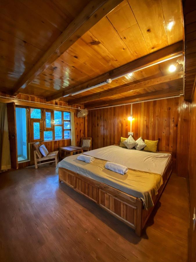 Pine Tower Inn Manāli Zewnętrze zdjęcie
