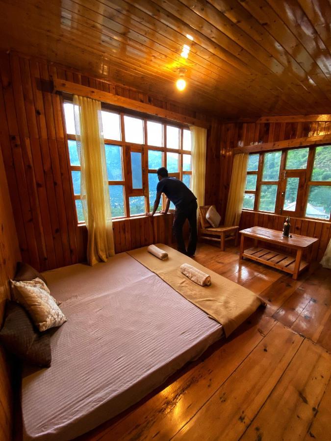 Pine Tower Inn Manāli Zewnętrze zdjęcie