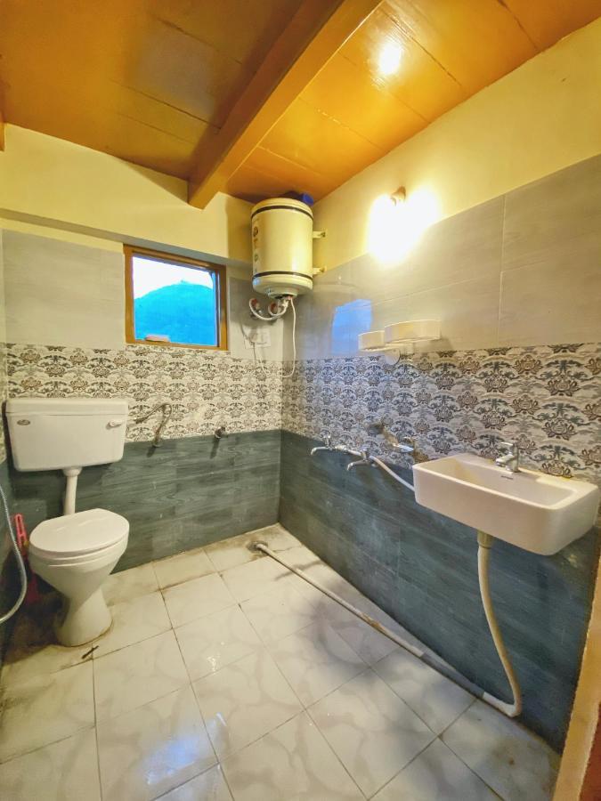 Pine Tower Inn Manāli Zewnętrze zdjęcie